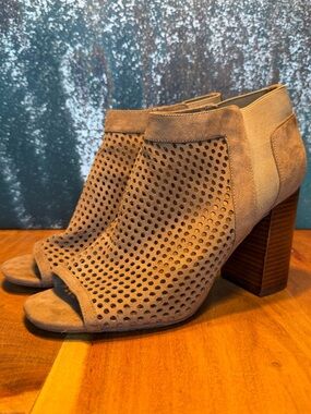 GUESS boho Olysa perforated faux suede peep toe booties tan size 10 GUC